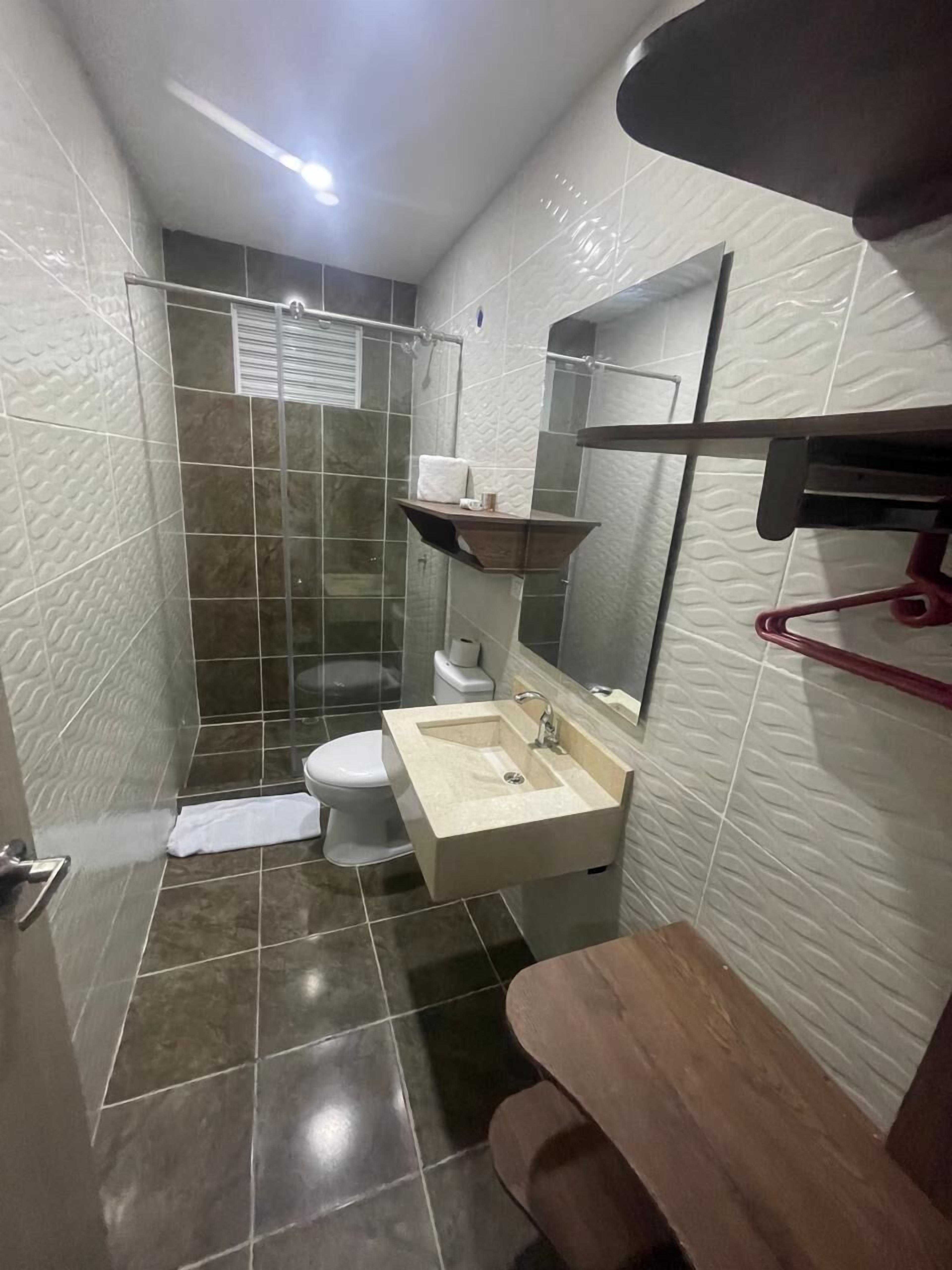 Een douche, handdoeken, zeep, shampoo