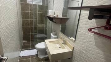 Doccia, asciugamani, sapone, shampoo