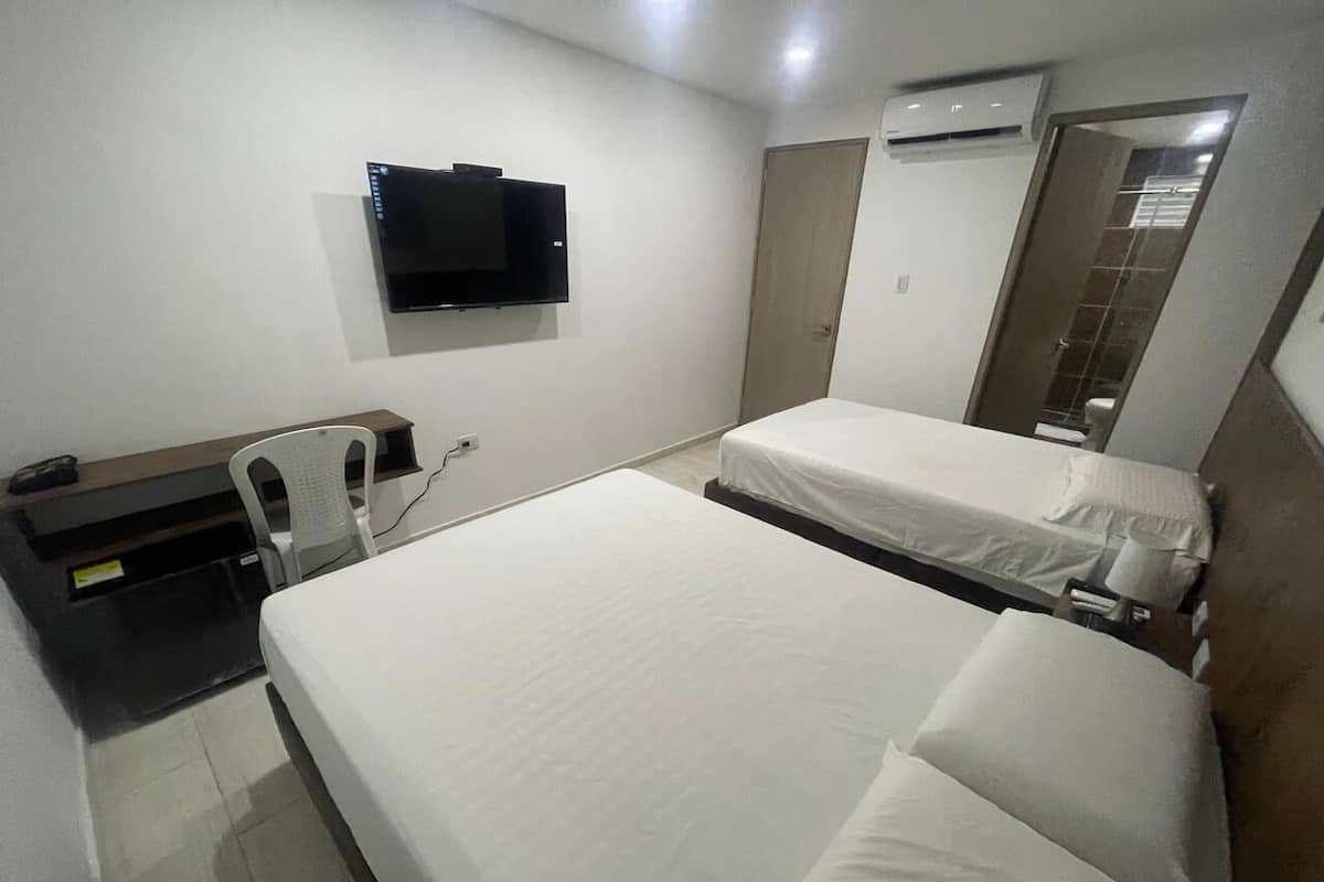 Caja de seguridad en la habitación y escritorio