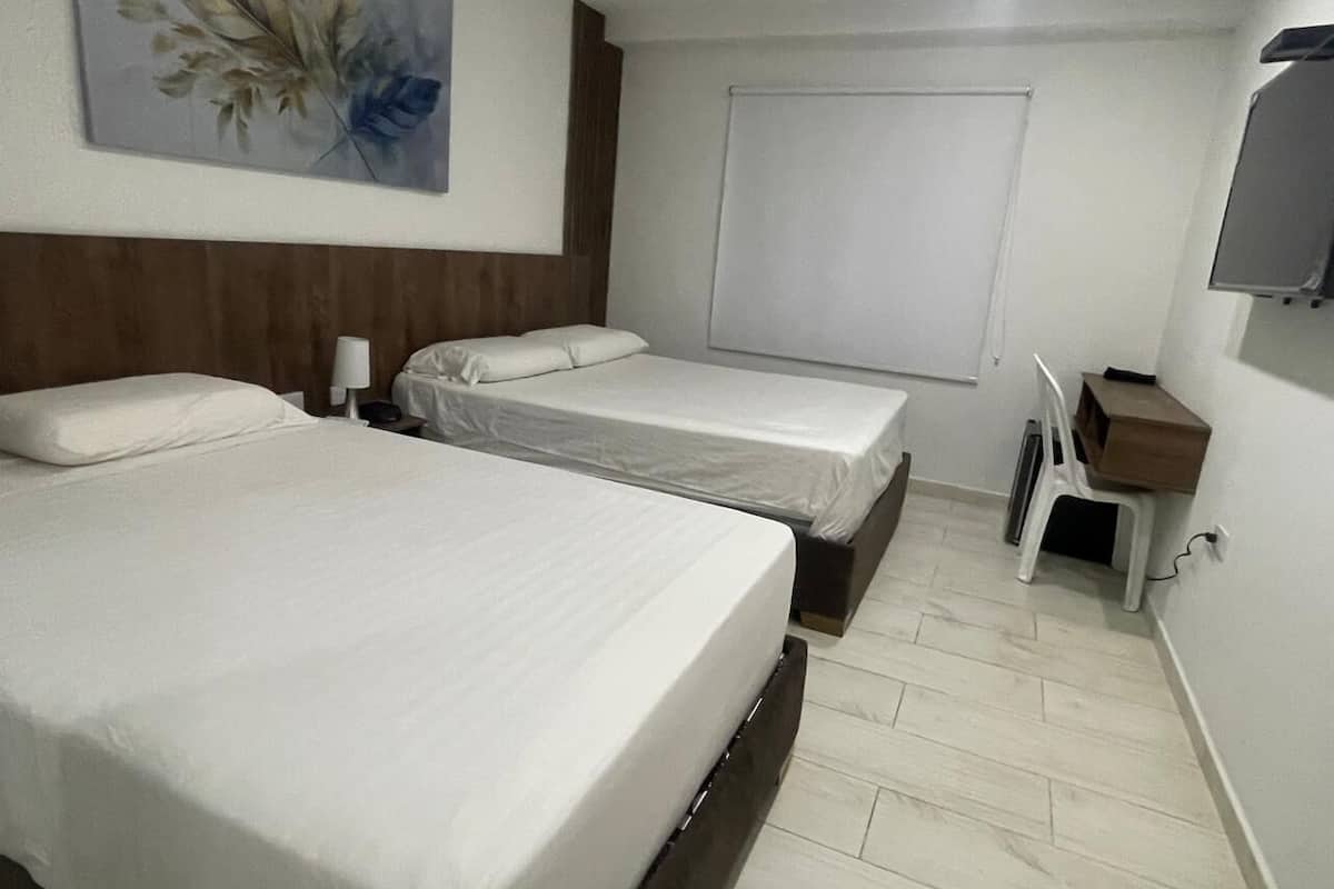 Habitación triple Confort | Caja de seguridad en la habitación y escritorio