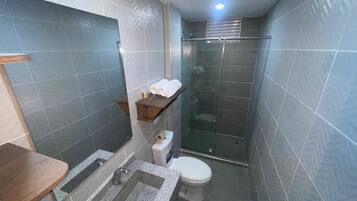 Douche, serviettes fournies, savon, shampoing