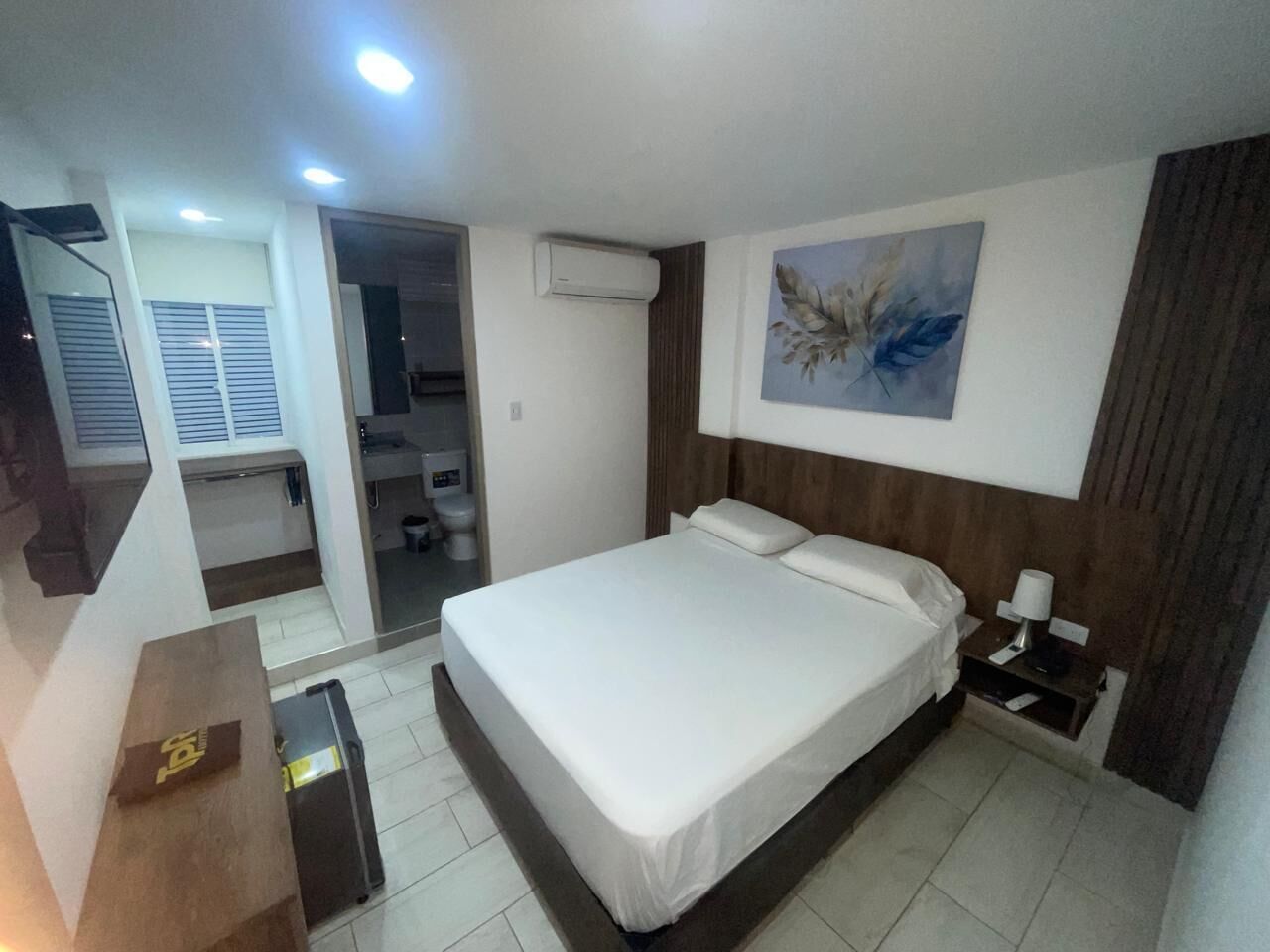 Comfort tweepersoonskamer | Een kluis op de kamer, een bureau, een laptopwerkplek