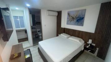 Doppia Comfort | Una cassaforte in camera, una scrivania, postazione laptop