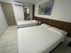 Habitación triple Confort | Caja de seguridad en la habitación y escritorio