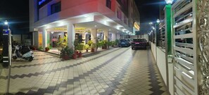 Free self-parking - Hotel Asian Inn (Nagpur)