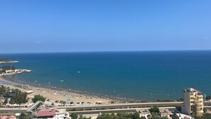 A coastal view with a beach, a road, and buildings. - Class Premium Hotel (Erdemli)