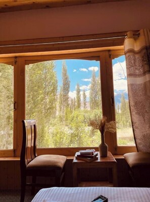 Deluxe Room, Balcony, Garden View | Dining room