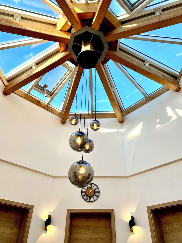 A room with a skylight, wooden beams, and hanging spherical light fixtures. - Vacation home in Bayreuth in a quiet location, ideal for families and groups. Pets welcome! (Bayreuth)