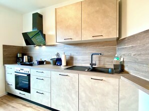 Kühlschrank, Mikrowelle, Ofen, Herdplatte