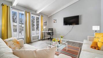 Fernseher, Kamin, Tischfußball