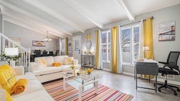 Fernseher, Kamin, Tischfußball