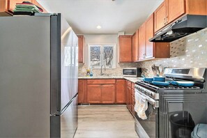 Refrigerador, microondas, horno y parrilla de estufa 