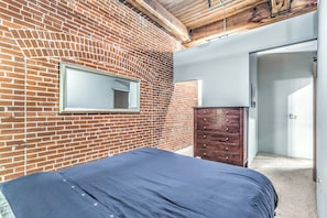 2 bedrooms, travel cot, free WiFi, bed sheets