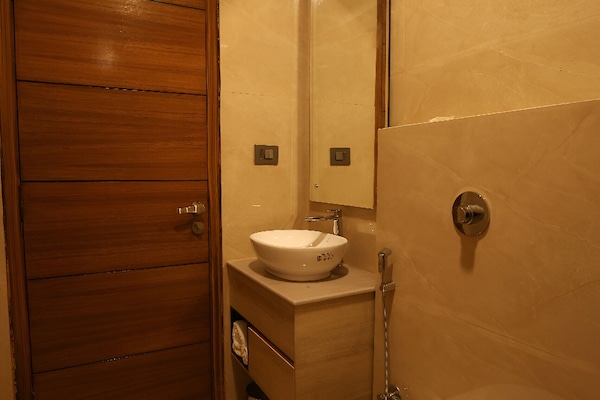 Ducha, artículos de tocador gratuitos, batas, pantuflas