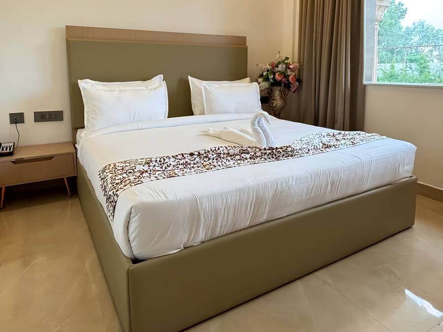 In-room safe, laptop workspace, soundproofing, free WiFi