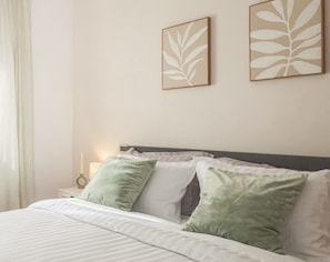3 habitaciones, escritorio y tabla de planchar con plancha 