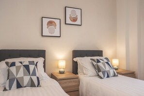 3 Schlafzimmer, Schreibtisch, Bügeleisen/Bügelbrett, Reisekinderbett