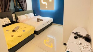 Ett modernt hotellrum med en säng, ett skrivbord med ett strykjärn och en takfläkt.