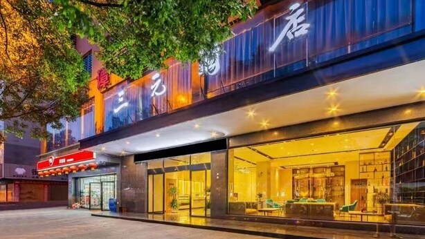 Un hôtel doté d’une façade moderne, de grandes fenêtres en verre et d’un intérieur bien éclairé.