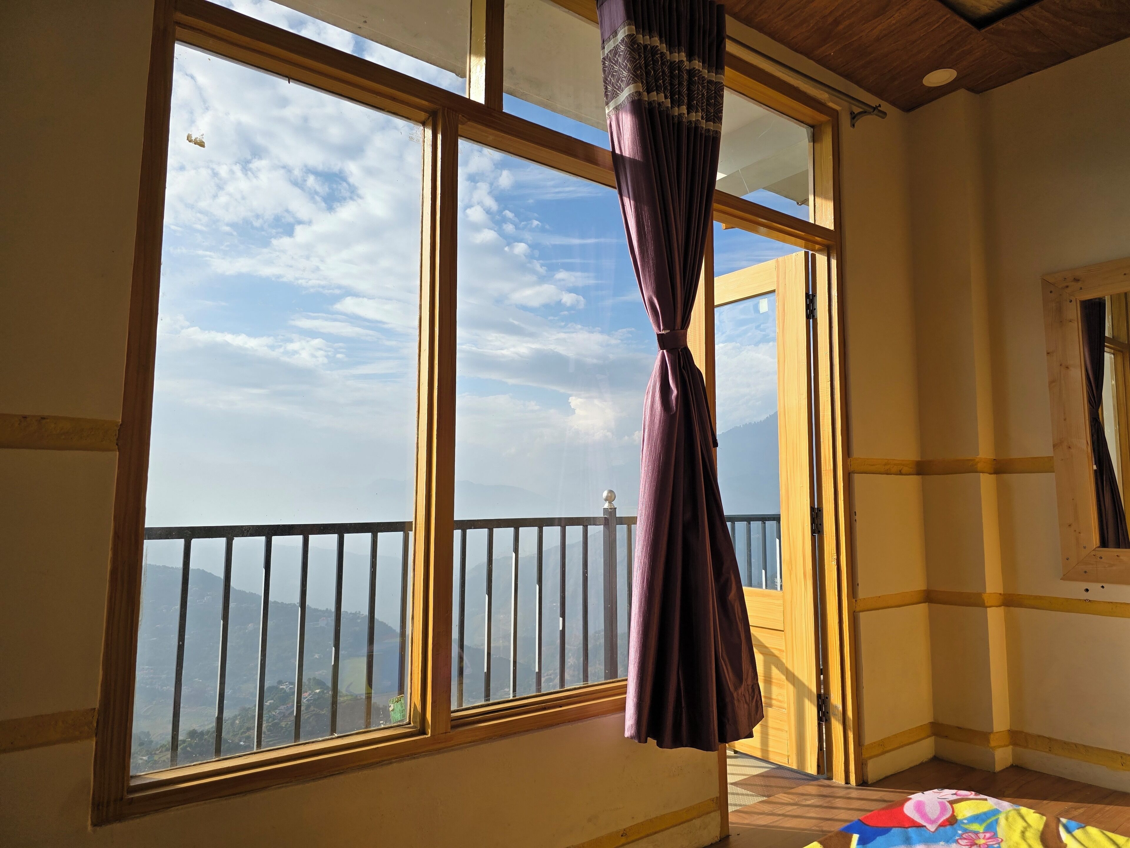 デラックス ダブルまたはツインルーム マウンテンビュー | ノートパソコン用作業スペース、防音設備、WiFi (無料)