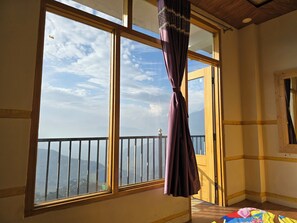 مساحة عمل للكمبيوتر المحمول وتجهيزات عازلة للصوت وواي فاي مجانًا