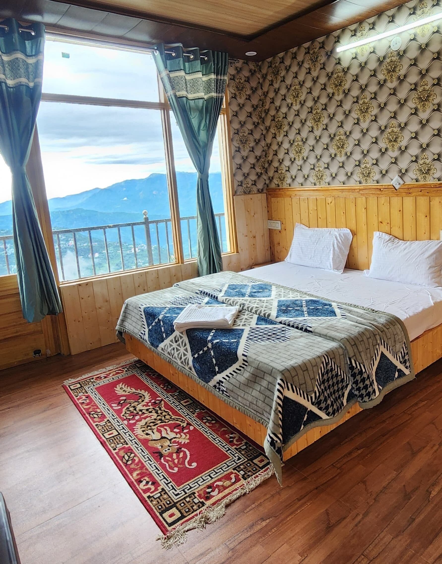 Laptop workspace, soundproofing, free WiFi