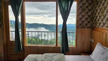 Deluxe Room | Bathroom | Shower, slippers, towels, soap