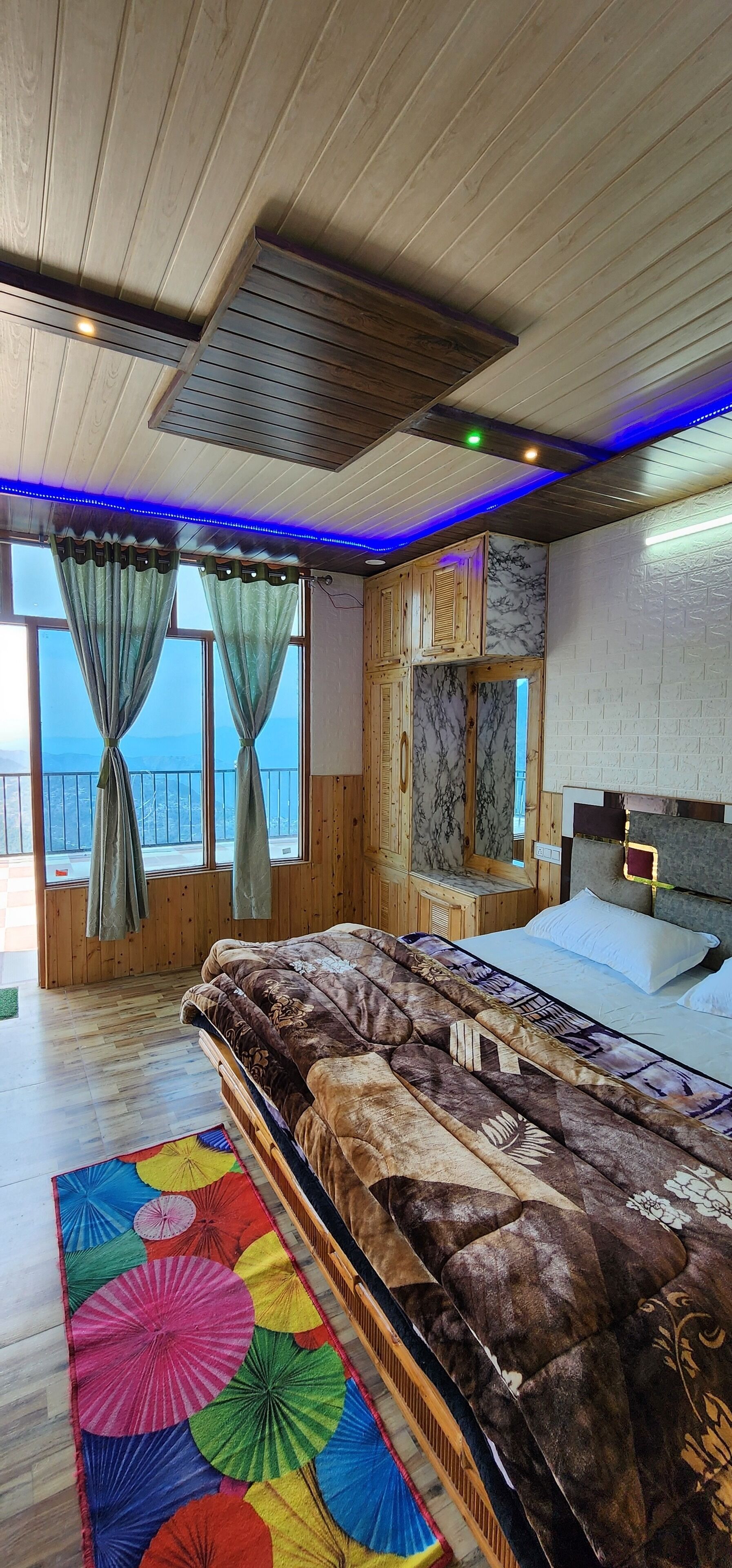 デラックス ダブルまたはツインルーム マウンテンビュー | ノートパソコン用作業スペース、防音設備、WiFi (無料)