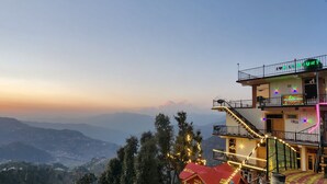 A hotel with a balcony and a sign reading "Hill View Rooms". - Hotel HILL Mount View Dalhousie Chamba  (Dalhousie)