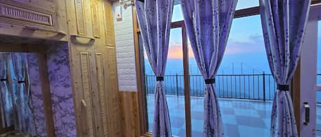 Habitación Deluxe con 1 cama matrimonial o 2 individuales, vista a la montaña | Espacio para trabajar con laptop y wifi gratis