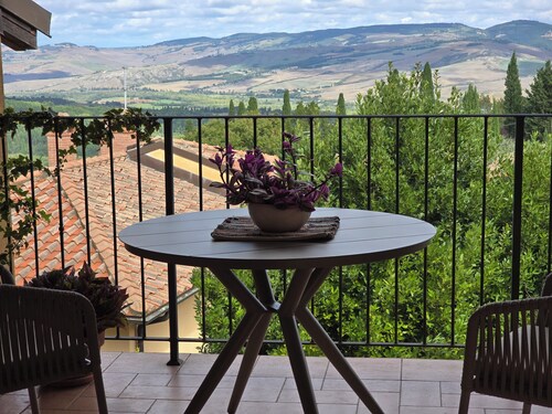 Val D'Orcia Window. Panoramic balcony. Pool.