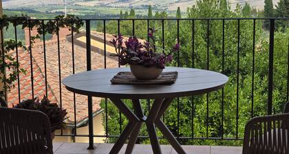 Val D'Orcia Window. Panoramic balcony. Pool.
