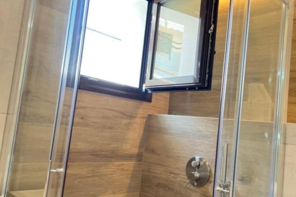 Douche, articles de toilette gratuits, sèche-cheveux