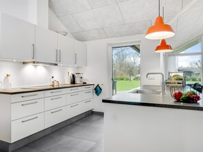 Jääkaappi, mikroaaltouuni, astianpesukone