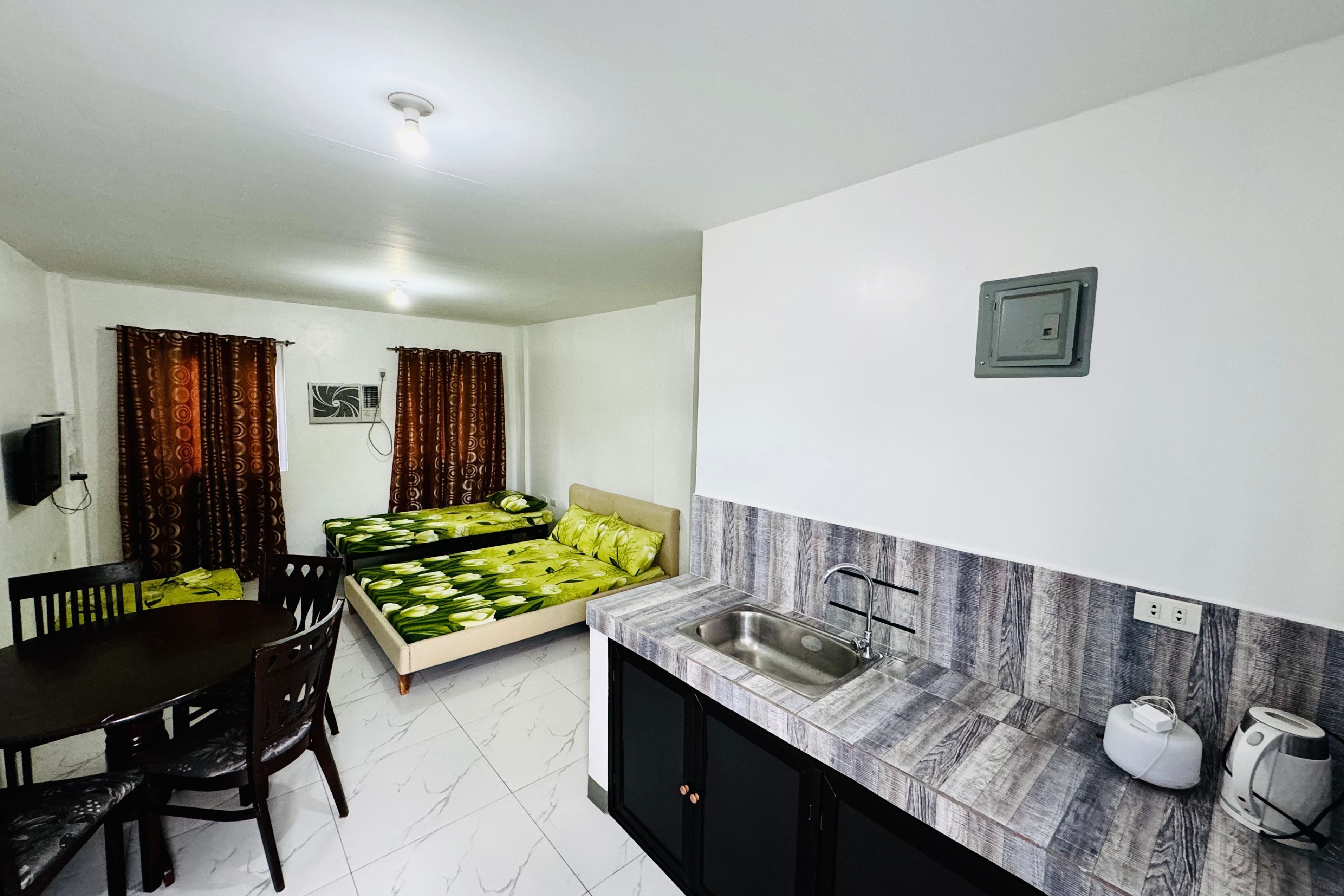 Suite estudio Deluxe, balcón, vista a la alberca | Espacio para trabajar con laptop y wifi gratis 