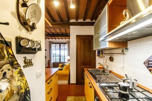 Stovetop, dishwasher, toaster - Nestled between the Crete Senesi and Chianti, this home offers a breathtaking view of the countryside and Siena, just a 10-minute drive away. Part of a renovated historic farmhouse, it is a well-furnished townhouse with a private garden and veranda. Perf (Castelnuovo Bardenga)