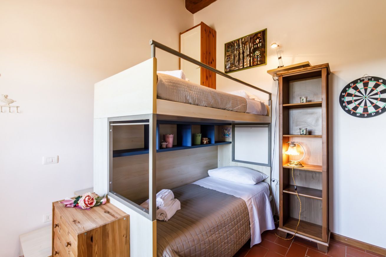 2 slaapkamers, een strijkplank/strijkijzer, internet, beddengoed