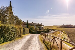 Exterior - Nestled between the Crete Senesi and Chianti, this home offers a breathtaking view of the countryside and Siena, just a 10-minute drive away. Part of a renovated historic farmhouse, it is a well-furnished townhouse with a private garden and veranda. Perf (Castelnuovo Bardenga)