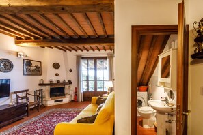 TV - Nestled between the Crete Senesi and Chianti, this home offers a breathtaking view of the countryside and Siena, just a 10-minute drive away. Part of a renovated historic farmhouse, it is a well-furnished townhouse with a private garden and veranda. Perf (Castelnuovo Bardenga)