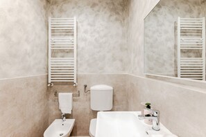 Shower, hair dryer, bidet - GuestHost - Modern 18 sqm room just 6 minutes walk from Sant'Antonio Hospital, able to accommodate up to 2 people. The accommodation is located on the ground floor (raised) of a building without a lift (NOT suitable for disabled people). Please note that (Padova)