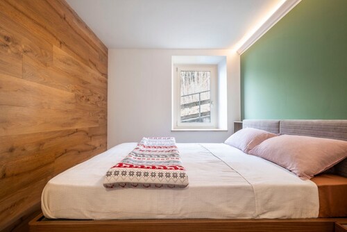 GuestHost - Charming and modern apartment of about 50 sqm, perfect for two guests, located on the ground floor (two steps to access). The property is located in San Vito di Cadore, a hidden jewel in the Dolomites, just 10 km from Cortina d'Ampezzo and a 