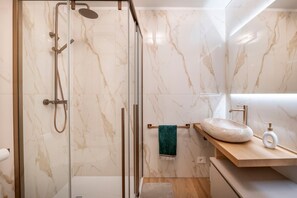 Douche, séchoir à cheveux, bidet, serviettes fournies