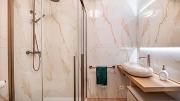 Doccia, asciugacapelli, bidet, asciugamani