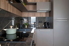 Fridge, oven, stovetop, dishwasher