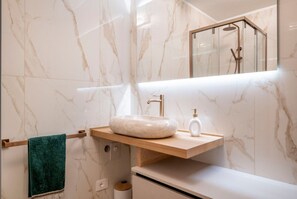 Douche, sèche-cheveux, bidet, serviettes fournies