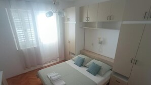 3 bedrooms, iron/ironing board, internet, bed sheets
