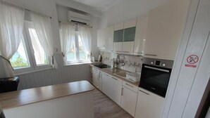 Geladeira, cooktop, lava-louças, talheres/pratos/utensílios de cozinha