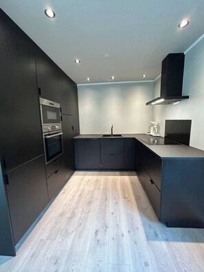 Microondas, horno, placa de cocina