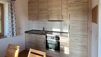 Køleskab, ovn, kogeplade