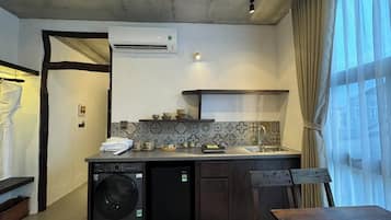 Habitación cuádruple Deluxe | Cocina privada | Frigobar y toallas de papel